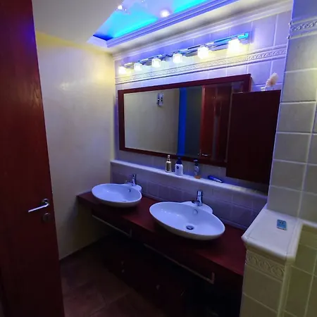 Noir Royale - Modern, Luxury, 3-level 公寓 *