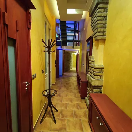 Noir Royale - Modern, Luxury, 3-level 苏博蒂察